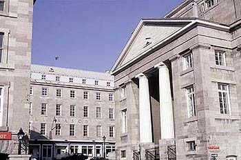 L'extrémité du marché Bonsecours et l'hôtel Rasco